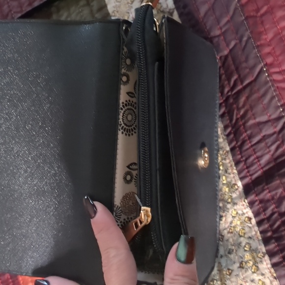 Crossbody/shoulder strap adj. Mid sized bag, w/ with zipper closure, zip pouch - Picture 5 of 11